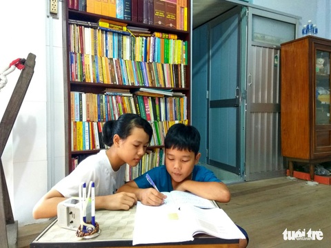 Em muốn lớn nhanh để đi làm giúp mẹ - Ảnh 1. Em muốn lớn nhanh để đi làm giúp mẹ - Ảnh 1.