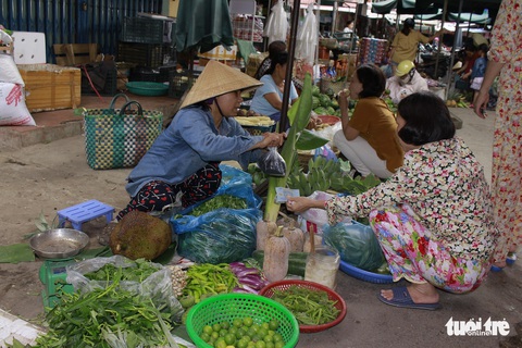 Em muốn lớn nhanh để đi làm giúp mẹ - Ảnh 2. Em muốn lớn nhanh để đi làm giúp mẹ - Ảnh 2.