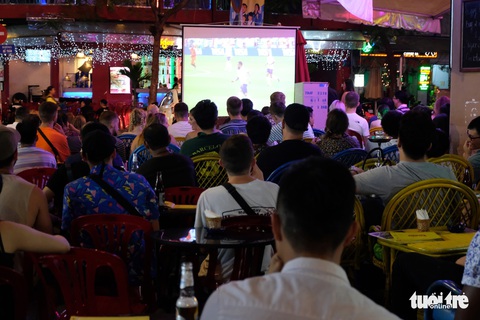 Tây tràn ra vỉa hè xem bóng đá ở xứ ta - Ảnh 9. Tây tràn ra vỉa hè xem bóng đá ở xứ ta - Ảnh 9.