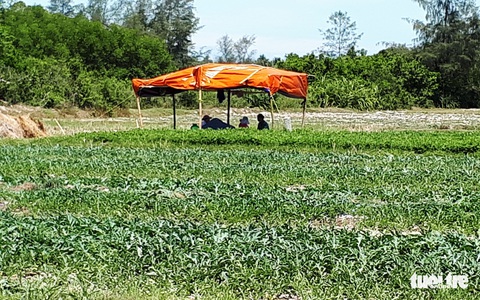 Người dân vật vã chống đỡ nắng nóng thiêu đốt miền Trung - Ảnh 9. Người dân vật vã chống đỡ nắng nóng thiêu đốt miền Trung - Ảnh 9.