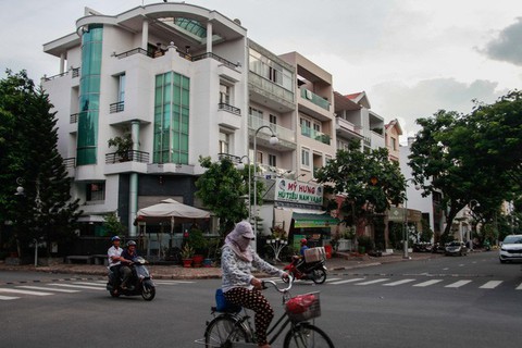 Cuộc sống người dân Phú Mỹ Hưng đảo lộn vì mùi hôi của rác - Ảnh 3. Cuộc sống người dân Phú Mỹ Hưng đảo lộn vì mùi hôi của rác - Ảnh 3.