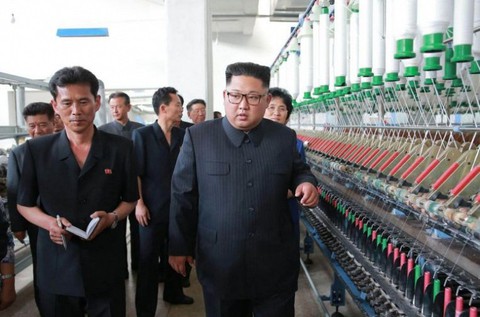 Ông Kim Jong Un rầy la công nhân nhà máy dệt - Ảnh 1. Ông Kim Jong Un rầy la công nhân nhà máy dệt - Ảnh 1.