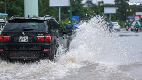 Nhiều tuyến phố Hà Nội ngập sâu sau mưa - Ảnh 2. Nhiều tuyến phố Hà Nội ngập sâu sau mưa - Ảnh 2.