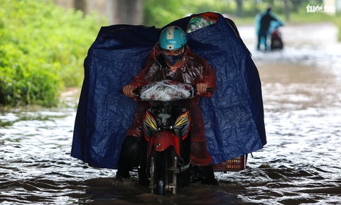 Nhiều tuyến phố Hà Nội ngập sâu sau mưa - Ảnh 6. Nhiều tuyến phố Hà Nội ngập sâu sau mưa - Ảnh 6.