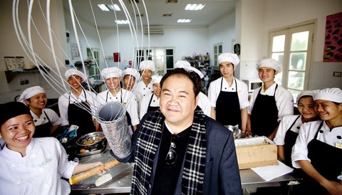 Điểm tựa đứng lên: Cậu bé đánh giày và anh hướng dẫn viên du lịch - Ảnh 3. Điểm tựa đứng lên: Cậu bé đánh giày và anh hướng dẫn viên du lịch - Ảnh 3.