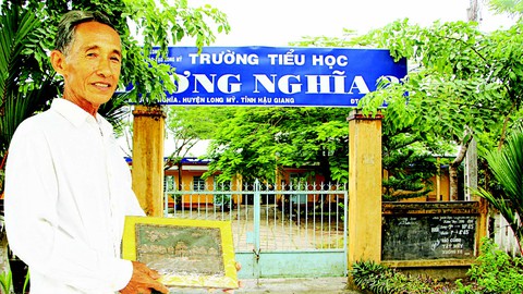 Lâm Khem giúp trẻ đến trường - Ảnh 1. Lâm Khem giúp trẻ đến trường - Ảnh 1.