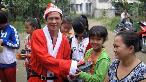 Điểm tựa đứng lên: Lớn lên từ đứa trẻ bụi đời - Ảnh 1. Điểm tựa đứng lên: Lớn lên từ đứa trẻ bụi đời - Ảnh 1.