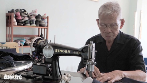 20 năm may đồng phục tặng học sinh nghèo - Ảnh 1. 20 năm may đồng phục tặng học sinh nghèo - Ảnh 1.