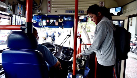 Khi xe buýt không có tiếp viên - Ảnh 1. Khi xe buýt không có tiếp viên - Ảnh 1.