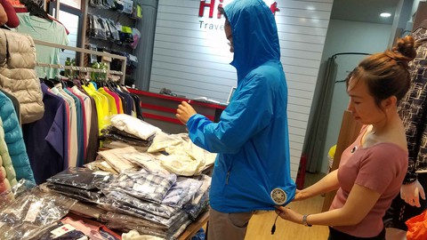 Chi tiền triệu mua áo chống nắng, làm mát - Ảnh 1. Chi tiền triệu mua áo chống nắng, làm mát - Ảnh 1.