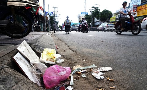 Vứt rác xuống cống, phải phạt thật nặng! - Ảnh 1. Vứt rác xuống cống, phải phạt thật nặng! - Ảnh 1.