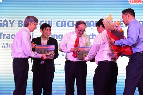 TP.HCM đáng yêu hơn, tự hào hơn qua những bức ảnh, clip - Ảnh 2. TP.HCM đáng yêu hơn, tự hào hơn qua những bức ảnh, clip - Ảnh 2.
