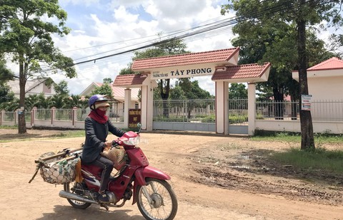 Lương thấp còn cắt phụ cấp, hàng trăm giáo viên hợp đồng hoang mang - Ảnh 1. Lương thấp còn cắt phụ cấp, hàng trăm giáo viên hợp đồng hoang mang - Ảnh 1.