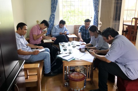 Lương thấp còn cắt phụ cấp, hàng trăm giáo viên hợp đồng hoang mang - Ảnh 2. Lương thấp còn cắt phụ cấp, hàng trăm giáo viên hợp đồng hoang mang - Ảnh 2.