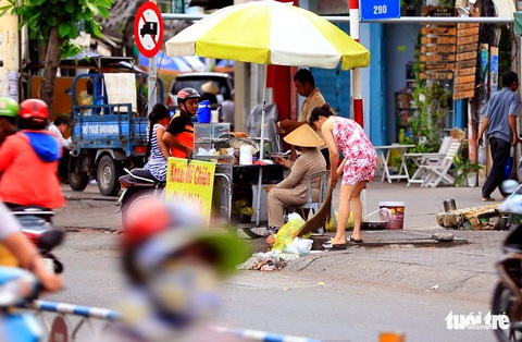 Tại TP.HCM, miệng cống là bãi rác - Ảnh 2. Tại TP.HCM, miệng cống là bãi rác - Ảnh 2.