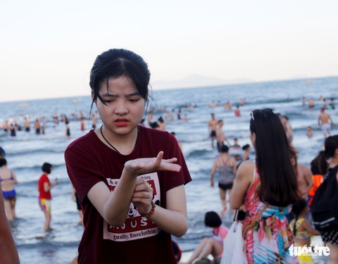 Nhiều người tắm biển Mỹ Khê bị mẩn ngứa bất thường - Ảnh 4. Nhiều người tắm biển Mỹ Khê bị mẩn ngứa bất thường - Ảnh 4.
