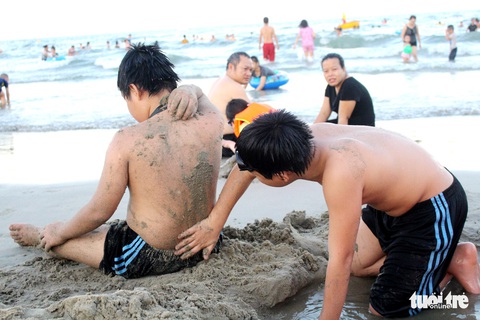 Nhiều người tắm biển Mỹ Khê bị mẩn ngứa bất thường - Ảnh 6. Nhiều người tắm biển Mỹ Khê bị mẩn ngứa bất thường - Ảnh 6.