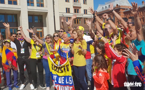 Cổ động viên Colombia và Anh thổi nóng bầu không khí Matxcơva - Ảnh 1. Cổ động viên Colombia và Anh thổi nóng bầu không khí Matxcơva - Ảnh 1.