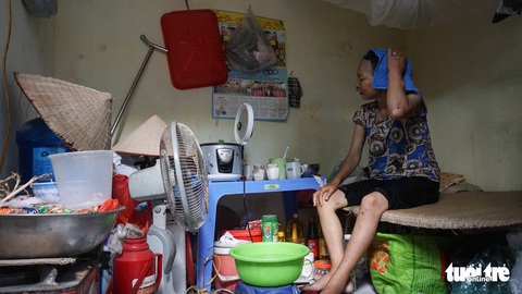 Nắng hun người đến vật vã ở xóm chạy thận Hà Nội - Ảnh 1. Nắng hun người đến vật vã ở xóm chạy thận Hà Nội - Ảnh 1.