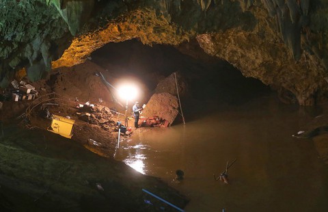 Điều kỳ diệu nào giúp đội bóng Thái Lan sống sót 9 ngày trong hang? - Ảnh 3. Điều kỳ diệu nào giúp đội bóng Thái Lan sống sót 9 ngày trong hang? - Ảnh 3.