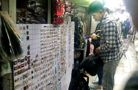 Mua bán công khai nhãn mác giả: Thu giữ 13.000 sản phẩm - Ảnh 1. Mua bán công khai nhãn mác giả: Thu giữ 13.000 sản phẩm - Ảnh 1.