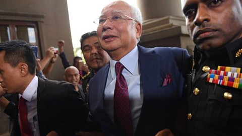 Cựu thủ tướng Malaysia ra tòa, đối mặt hàng chục năm tù - Ảnh 1. Cựu thủ tướng Malaysia ra tòa, đối mặt hàng chục năm tù - Ảnh 1.