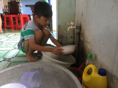 Lo phải nghỉ học vì nhà quá nghèo - Ảnh 3. Lo phải nghỉ học vì nhà quá nghèo - Ảnh 3.