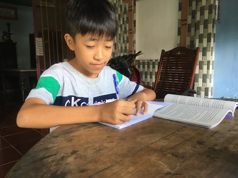 Lo phải nghỉ học vì nhà quá nghèo - Ảnh 4. Lo phải nghỉ học vì nhà quá nghèo - Ảnh 4.