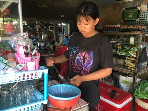 Lo phải nghỉ học vì nhà quá nghèo - Ảnh 1. Lo phải nghỉ học vì nhà quá nghèo - Ảnh 1.