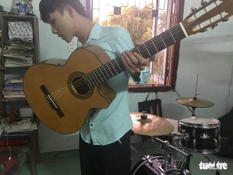 Trả nhạc cụ, không xử phạt nhóm nhạc đường phố - Ảnh 1. Trả nhạc cụ, không xử phạt nhóm nhạc đường phố - Ảnh 1.