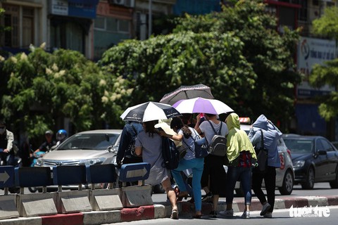 Hai người hôn mê nghi do thời tiết nắng nóng ở Hà Nội - Ảnh 1. Hai người hôn mê nghi do thời tiết nắng nóng ở Hà Nội - Ảnh 1.