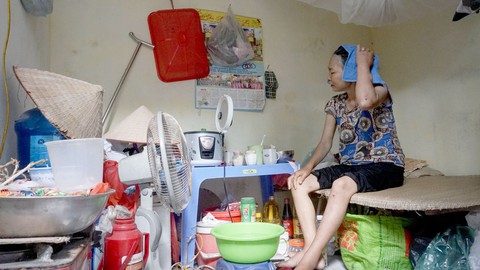 Nhiều người sốt, choáng do nắng nóng - Ảnh 1. Nhiều người sốt, choáng do nắng nóng - Ảnh 1.