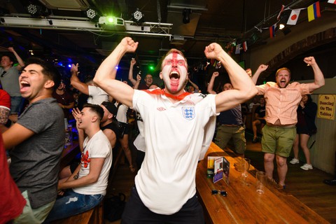 Hàng triệu người Anh say xỉn, bỏ làm vì ăn mừng World Cup thâu đêm - Ảnh 5. Hàng triệu người Anh say xỉn, bỏ làm vì ăn mừng World Cup thâu đêm - Ảnh 5.