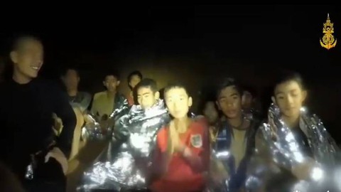 Hải quân Thái đăng video đội bóng nhí kẹt trong hang vẫn khỏe mạnh - Ảnh 1. Hải quân Thái đăng video đội bóng nhí kẹt trong hang vẫn khỏe mạnh - Ảnh 1.