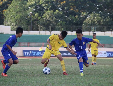 Cầu thủ U13 phải thi đấu dưới thời tiết 40 độ C - Ảnh 1. Cầu thủ U13 phải thi đấu dưới thời tiết 40 độ C - Ảnh 1.