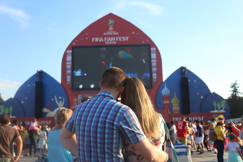Muốn được hôn, cứ dắt người yêu đi xem World Cup - Ảnh 3. Muốn được hôn, cứ dắt người yêu đi xem World Cup - Ảnh 3.