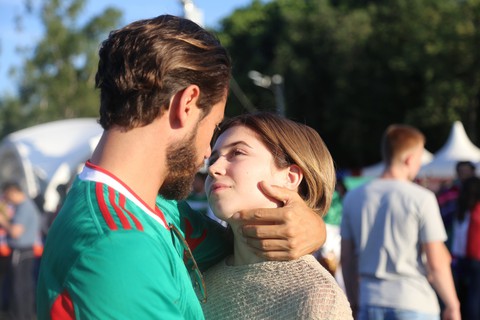 Muốn được hôn, cứ dắt người yêu đi xem World Cup - Ảnh 7. Muốn được hôn, cứ dắt người yêu đi xem World Cup - Ảnh 7.