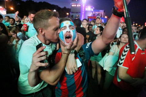 Muốn được hôn, cứ dắt người yêu đi xem World Cup - Ảnh 9. Muốn được hôn, cứ dắt người yêu đi xem World Cup - Ảnh 9.