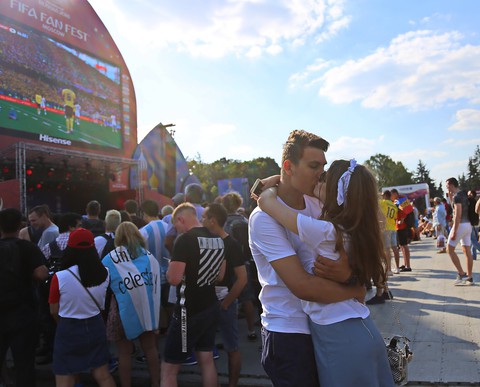 Muốn được hôn, cứ dắt người yêu đi xem World Cup - Ảnh 11. Muốn được hôn, cứ dắt người yêu đi xem World Cup - Ảnh 11.