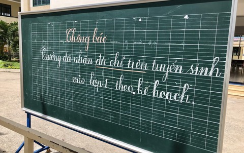 Ngủ trước cổng trường tranh suất lớp 1 bán trú cho con - Ảnh 2. Ngủ trước cổng trường tranh suất lớp 1 bán trú cho con - Ảnh 2.