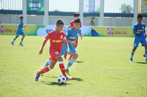 Nóng 40 độ nhưng không có cầu thủ U-13 nào bị say nắng - Ảnh 1. Nóng 40 độ nhưng không có cầu thủ U-13 nào bị say nắng - Ảnh 1.