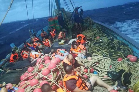 Hai tàu du lịch chìm ở Thái Lan, hàng chục du khách mất tích - Ảnh 1. Hai tàu du lịch chìm ở Thái Lan, hàng chục du khách mất tích - Ảnh 1.