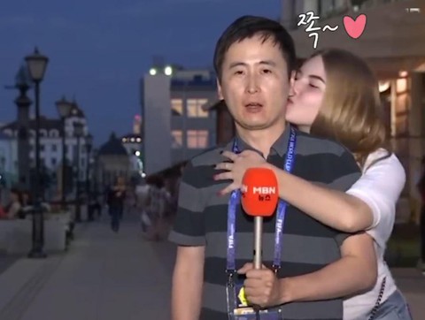 Những cái hôn trộm phóng viên đáng yêu và mất lịch sự nhất World Cup - Ảnh 1. Những cái hôn trộm phóng viên đáng yêu và mất lịch sự nhất World Cup - Ảnh 1.