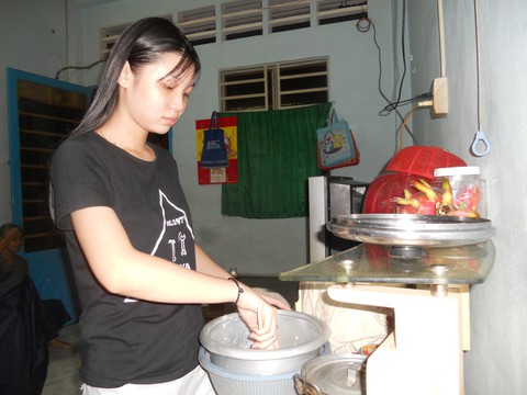 Cha mẹ nuôi con không quản nhọc nhằn - Ảnh 1. Cha mẹ nuôi con không quản nhọc nhằn - Ảnh 1.