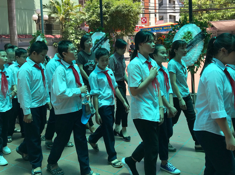Xúc động đám tang nữ sinh 12 tuổi hiến giác mạc ở Hà Nội - Ảnh 1. Xúc động đám tang nữ sinh 12 tuổi hiến giác mạc ở Hà Nội - Ảnh 1.