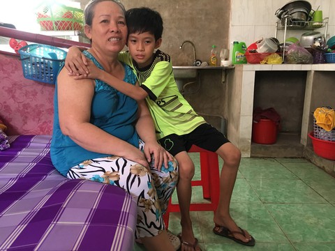 Cậu bé tí hon còn một trái thận với ước mơ làm cầu thủ - Ảnh 1. Cậu bé tí hon còn một trái thận với ước mơ làm cầu thủ - Ảnh 1.