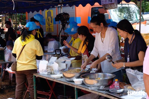 Nông dân Thái cho bơm nước vào đồng lúa mới sạ để cứu người - Ảnh 4. Nông dân Thái cho bơm nước vào đồng lúa mới sạ để cứu người - Ảnh 4.