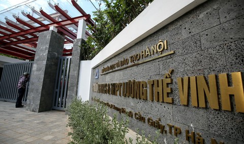 Hà Nội hạ điểm chuẩn lớp 10, phụ huynh quay cuồng rút - nộp hồ sơ - Ảnh 1. Hà Nội hạ điểm chuẩn lớp 10, phụ huynh quay cuồng rút - nộp hồ sơ - Ảnh 1.