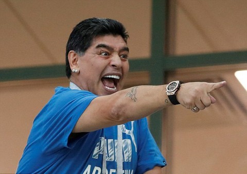 Maradona tiếp tục gây rối tại World Cup khi lăng mạ trọng tài - Ảnh 1. Maradona tiếp tục gây rối tại World Cup khi lăng mạ trọng tài - Ảnh 1.