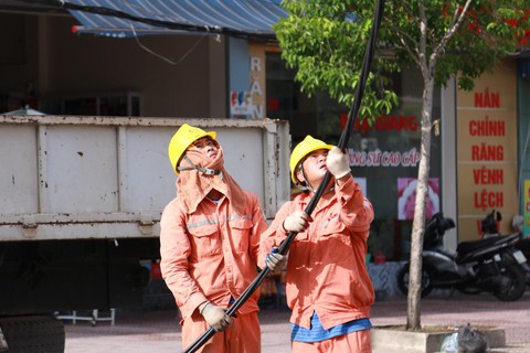 EVN: mỗi khách hàng bị mất điện kéo dài khoảng 3,18 lần - Ảnh 2. EVN: mỗi khách hàng bị mất điện kéo dài khoảng 3,18 lần - Ảnh 2.